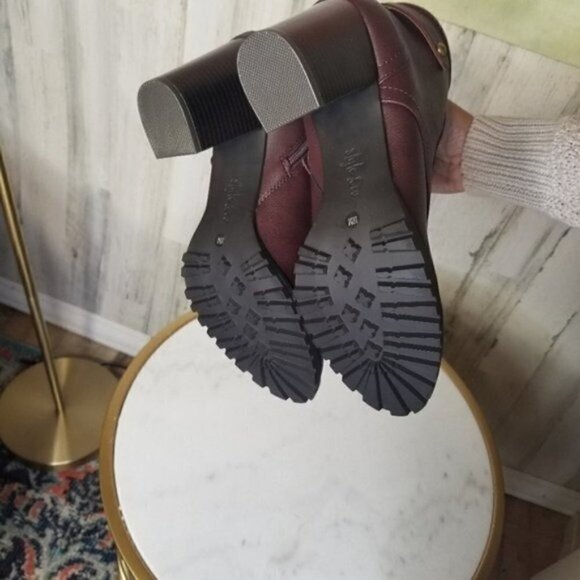 Style & Co Cassyn Lace-Up Lug Sole Booties Wine 10M - Picture 2 of 6